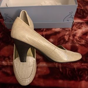 Champagne color heels (New Without Tag)